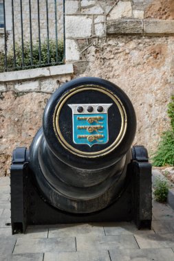 Cebelitarık, Amerika Birleşik Devletleri, 30 Eylül 2018:-Main Street Cebelitarık sonunda büyük bir canon. Gibraltar İngiliz denizaşırı Bölgesi İspanya'nın güney ucunda yer almaktadır.