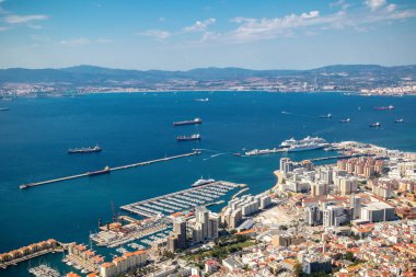 Cebelitarık, Amerika Birleşik Devletleri, 1 Ekim 2018:-her şehir ve liman Gibraltar kayayı bakıldığında. Gibraltar İngiliz denizaşırı Bölgesi İspanya'nın güney ucunda yer almaktadır.