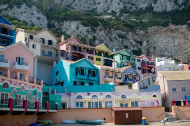 Cebelitarık, Amerika Birleşik Devletleri, 2 Ekim 2018:-Katalanca Bay, Gibraltar sahil boyunca renkli binalar. Gibraltar İngiliz denizaşırı Bölgesi İspanya'nın güney ucunda yer almaktadır.