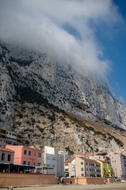 Cebelitarık, Amerika Birleşik Devletleri, 2 Ekim 2018:-Katalanca Bay, Gibraltar sahil boyunca renkli binalar. Gibraltar İngiliz denizaşırı Bölgesi İspanya'nın güney ucunda yer almaktadır.