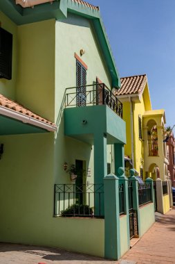 Cebelitarık, Amerika Birleşik Devletleri, 2 Ekim 2018:-Katalanca Bay, Gibraltar sahil boyunca renkli binalar. Gibraltar İngiliz denizaşırı Bölgesi İspanya'nın güney ucunda yer almaktadır.