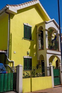 Cebelitarık, Amerika Birleşik Devletleri, 2 Ekim 2018:-Katalanca Bay, Gibraltar sahil boyunca renkli binalar. Gibraltar İngiliz denizaşırı Bölgesi İspanya'nın güney ucunda yer almaktadır.