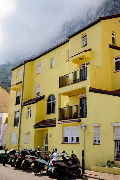 Cebelitarık, Amerika Birleşik Devletleri, 2 Ekim 2018:-Katalanca Bay, Gibraltar sahil boyunca renkli binalar. Gibraltar İngiliz denizaşırı Bölgesi İspanya'nın güney ucunda yer almaktadır.