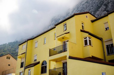 Cebelitarık, Amerika Birleşik Devletleri, 2 Ekim 2018:-Katalanca Bay, Gibraltar sahil boyunca renkli binalar. Gibraltar İngiliz denizaşırı Bölgesi İspanya'nın güney ucunda yer almaktadır.