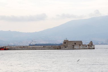 Cebelitarık, Amerika Birleşik Devletleri, 30 Eylül 2018:-Cebelitarık Harbour müstakil köstebek kuzey ucundaki fener. Gibraltar İngiliz denizaşırı Bölgesi İspanya'nın güney ucunda yer almaktadır.