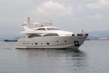 Cebelitarık, Amerika Birleşik Devletleri, 30 Eylül 2018:-bir yat yelken Cebelitarık Marina içinde. Gibraltar İngiliz denizaşırı Bölgesi İspanya'nın güney ucunda yer almaktadır.