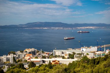 Cebelitarık, Amerika Birleşik Devletleri, 1 Ekim 2018:-Cebelitarık görünümü liman ve kent merkezinden yukarı taşı. Gibraltar İngiliz denizaşırı Bölgesi İspanya'nın güney ucunda yer almaktadır.