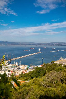 Cebelitarık, Amerika Birleşik Devletleri, 1 Ekim 2018:-Cebelitarık görünümü liman ve kent merkezinden yukarı taşı. Gibraltar İngiliz denizaşırı Bölgesi İspanya'nın güney ucunda yer almaktadır.