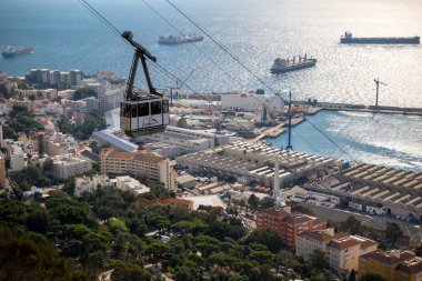 Cebelitarık, Amerika Birleşik Devletleri, 1 Ekim 2018:-Cebelitarık teleferik, Rock zirvesine ziyaretçilerinden kasaba taşır. Gibraltar İngiliz denizaşırı Bölgesi İspanya'nın güney ucunda yer almaktadır.