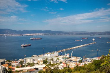 Cebelitarık, Amerika Birleşik Devletleri, 1 Ekim 2018:-Cebelitarık görünümü liman ve kent merkezinden yukarı taşı. Gibraltar İngiliz denizaşırı Bölgesi İspanya'nın güney ucunda yer almaktadır.