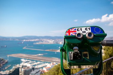 Cebelitarık, Amerika Birleşik Devletleri, 1 Ekim 2018:-top of Rock'tan Gibraltar Kuzey İspanya, bir madeni para ile bakmanın. görünümünden işletilen teleskop. Gibraltar İngiliz denizaşırı Bölgesi İspanya'nın güney ucunda yer almaktadır.