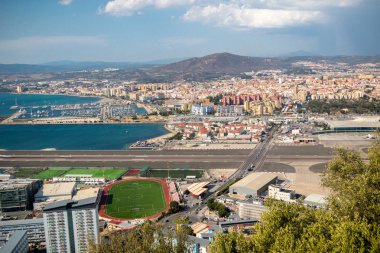 Cebelitarık, Amerika Birleşik Devletleri, 1 Ekim 2018:-top of Rock'tan Gibraltar Kuzey İspanya bakarak görünümden. Gibraltar İngiliz denizaşırı Bölgesi İspanya'nın güney ucunda yer almaktadır.