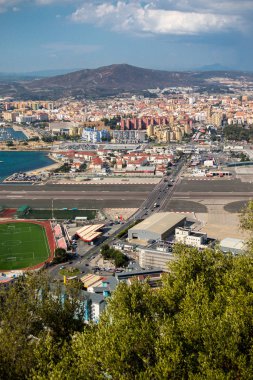 Cebelitarık, Amerika Birleşik Devletleri, 1 Ekim 2018:-top of Rock'tan Gibraltar Kuzey İspanya bakarak görünümden. Gibraltar İngiliz denizaşırı Bölgesi İspanya'nın güney ucunda yer almaktadır.