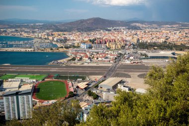 Cebelitarık, Amerika Birleşik Devletleri, 1 Ekim 2018:-top of Rock'tan Gibraltar Kuzey İspanya bakarak görünümden. Gibraltar İngiliz denizaşırı Bölgesi İspanya'nın güney ucunda yer almaktadır.