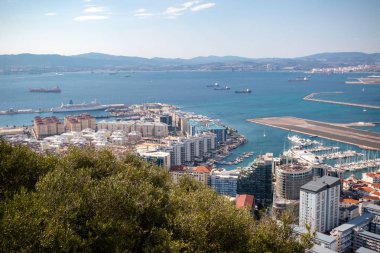 Cebelitarık, Amerika Birleşik Devletleri, 1 Ekim 2018:-top of Rock'tan Gibraltar Kuzey İspanya bakarak görünümden. Gibraltar İngiliz denizaşırı Bölgesi İspanya'nın güney ucunda yer almaktadır.