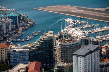 Cebelitarık, Amerika Birleşik Devletleri, 1 Ekim 2018:-Cebelitarık görünümü liman ve kent merkezinden yukarı taşı. Gibraltar İngiliz denizaşırı Bölgesi İspanya'nın güney ucunda yer almaktadır.