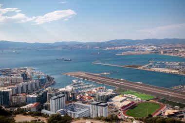 Cebelitarık, Amerika Birleşik Devletleri, 1 Ekim 2018:-top of Rock'tan Gibraltar Kuzey İspanya bakarak görünümden. Gibraltar İngiliz denizaşırı Bölgesi İspanya'nın güney ucunda yer almaktadır.