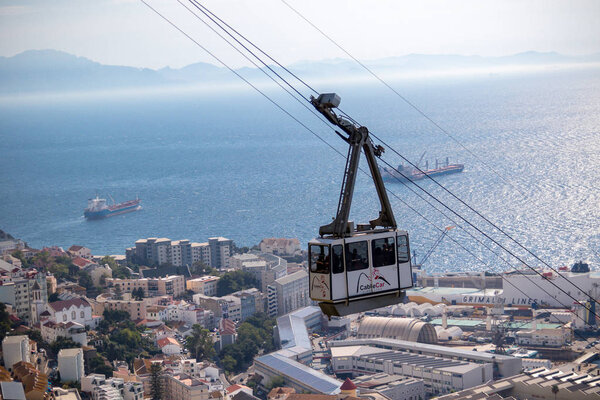 Гибралтар, Великобритания, 1 октября 2018 года: - Канатная дорога Гибралтара перевозит посетителей на вершину Скалы из нижнего города. Джибриль - британская заморская территория, расположенная на южной оконечности Испании
.