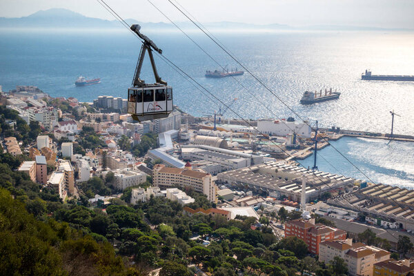 Гибралтар, Великобритания, 1 октября 2018 года: - Канатная дорога Гибралтара перевозит посетителей на вершину Скалы из нижнего города. Джибриль - британская заморская территория, расположенная на южной оконечности Испании
.