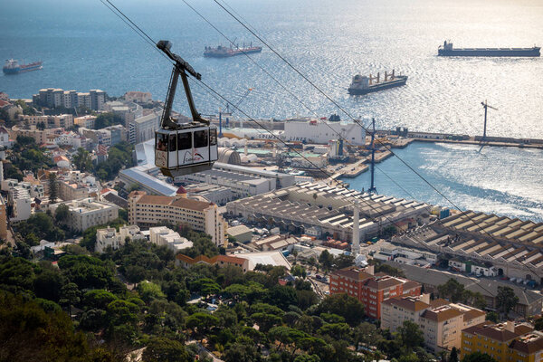 Гибралтар, Великобритания, 1 октября 2018 года: - Канатная дорога Гибралтара перевозит посетителей на вершину Скалы из нижнего города. Джибриль - британская заморская территория, расположенная на южной оконечности Испании
.