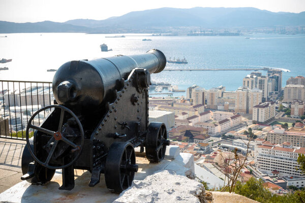 Gibraltar, United Kingdom, 1st October 2018: - Canons on the Rock of Gibraltar. Джибриль - британская заморская территория, расположенная на южной оконечности Испании
.