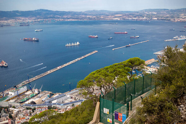 Gibraltar, United Kingdom, 1st October 2018: - View of Gibraltar harbour and town from up the Rock. Джибриль - британская заморская территория, расположенная на южной оконечности Испании
.