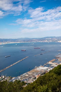 Cebelitarık, Amerika Birleşik Devletleri, 1 Ekim 2018:-Cebelitarık görünümü liman ve kent merkezinden yukarı taşı. Gibraltar İngiliz denizaşırı Bölgesi İspanya'nın güney ucunda yer almaktadır.