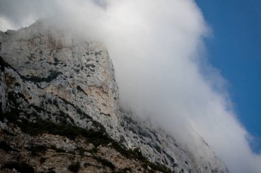 Cebelitarık Rock bulutlar şeklinde Doğu Yakası'nda. Gibraltar İngiliz denizaşırı Bölgesi İspanya'nın güney ucunda yer almaktadır.