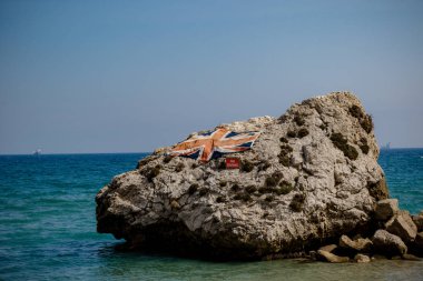 Union Jack Katalanca Bay Cebelitarık Rock Doğu tarafında büyük bir taşla. Gibraltar İngiliz denizaşırı Bölgesi İspanya'nın güney ucunda yer almaktadır.