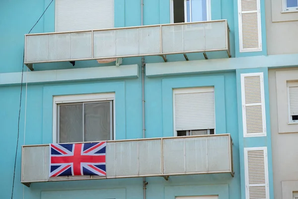在直布罗陀的住宅公寓大楼上显示的联合国旗 直布罗陀是位于西班牙南端的英国海外领地 — 图库照片
