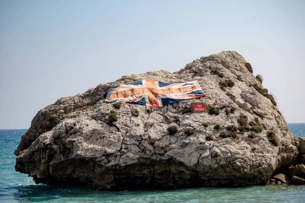 Union Jack Katalanca Bay Cebelitarık Rock Doğu tarafında büyük bir taşla. Gibraltar İngiliz denizaşırı Bölgesi İspanya'nın güney ucunda yer almaktadır.