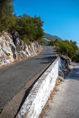 Üst Rock tabiatı Cebelitarık Rock yolda. Gibraltar İngiliz denizaşırı Bölgesi İspanya'nın güney ucunda yer almaktadır.
