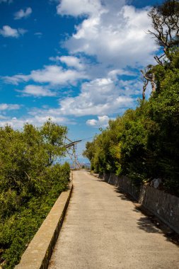 Üst Rock tabiatı Cebelitarık Rock yolda. Gibraltar İngiliz denizaşırı Bölgesi İspanya'nın güney ucunda yer almaktadır.