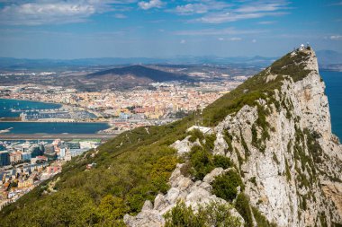 Gibraltar, Kuzey İspanya doğru seyir Rock Zirvesi. Gibraltar İngiliz denizaşırı Bölgesi İspanya'nın güney ucunda yer almaktadır.