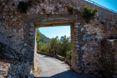 Üst Rock tabiatı Cebelitarık Rock bir yolda Charles V duvardan kesti. Gibraltar İngiliz denizaşırı Bölgesi İspanya'nın güney ucunda yer almaktadır.