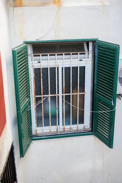 在直布罗陀打开关闭的窗口 直布罗陀是位于西班牙南端的英国海外领地 — 图库照片