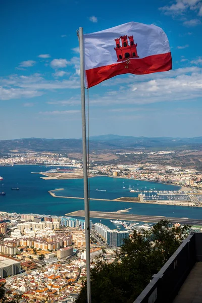 直布罗陀国旗 直布罗陀是位于西班牙南端的英国海外领地 — 图库照片