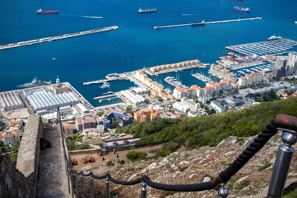 从岩石上看 直布罗陀的城镇和海港 直布罗陀是位于西班牙南端的英国海外领地 — 图库照片