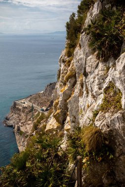 Cebelitarık Rock üzerinde bir patika. Gibraltar İngiliz denizaşırı Bölgesi İspanya'nın güney ucunda yer almaktadır