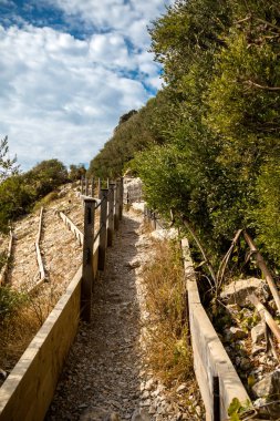 Cebelitarık Rock üzerinde bir patika. Gibraltar İngiliz denizaşırı Bölgesi İspanya'nın güney ucunda yer almaktadır