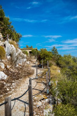 Cebelitarık Rock üzerinde bir patika. Gibraltar İngiliz denizaşırı Bölgesi İspanya'nın güney ucunda yer almaktadır