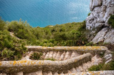 Cebelitarık Rock üzerinde bir patika. Gibraltar İngiliz denizaşırı Bölgesi İspanya'nın güney ucunda yer almaktadır