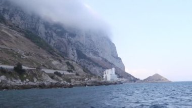 Cebelitarık Rock bulutlar şeklinde Doğu Yakası'nda. Gibraltar İngiliz denizaşırı Bölgesi İspanya'nın güney ucunda yer almaktadır.