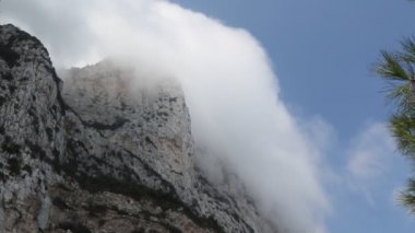 Cebelitarık Rock bulutlar şeklinde Doğu Yakası'nda. Gibraltar İngiliz denizaşırı Bölgesi İspanya'nın güney ucunda yer almaktadır.