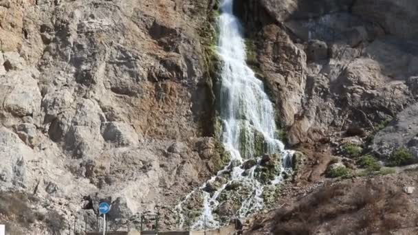 Wasserfall Der Aus Dem Felsen Von Gibraltar Fließt — Stockvideo