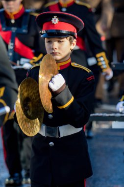 Sandhurst, İngiltere, 11 Kasım 2018:-öğrenciler Sandhurst Kolordu davul üzerinden Mart Sandhurst Savaş Anıtı için Birinci Dünya Savaşı sona erdi ateşkes 100 yıldönümü