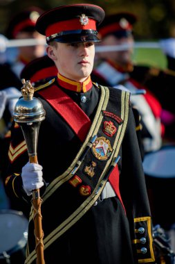 Sandhurst, İngiltere, 11 Kasım 2018:-öğrenciler Sandhurst Kolordu davul üzerinden Mart Sandhurst Savaş Anıtı için Birinci Dünya Savaşı sona erdi ateşkes 100 yıldönümü