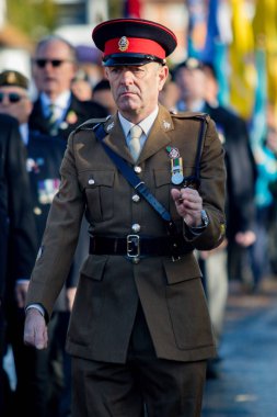 Sandhurst, İngiltere, 11 Kasım 2018:-İngiliz askerleri Mart Sandhurst Savaş Anıtı için Birinci Dünya Savaşı sona erdi ateşkes 100 yıldönümü