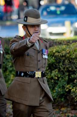 Sandhurst, İngiltere, 11 Kasım 2018:-Gurkhas gelen İngiliz askerleri Mart Sandhurst Savaş Anıtı için Birinci Dünya Savaşı sona erdi ateşkes 100 yıldönümü