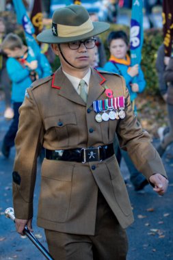Sandhurst, İngiltere, 11 Kasım 2018:-Gurkhas gelen İngiliz askerleri Mart Sandhurst Savaş Anıtı için Birinci Dünya Savaşı sona erdi ateşkes 100 yıldönümü